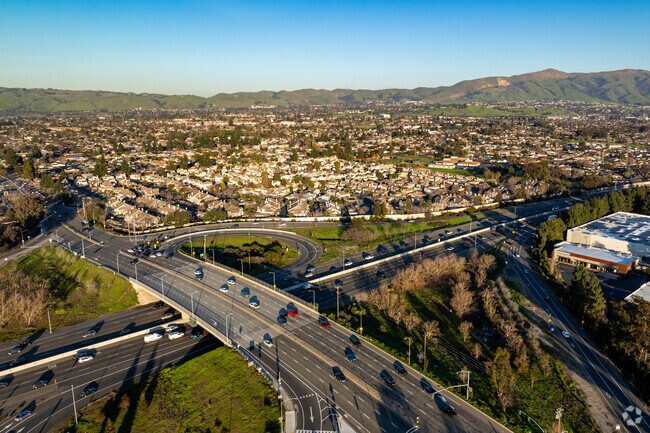 I-880 allows Blacow residents to commute to various part of the Bay Area.