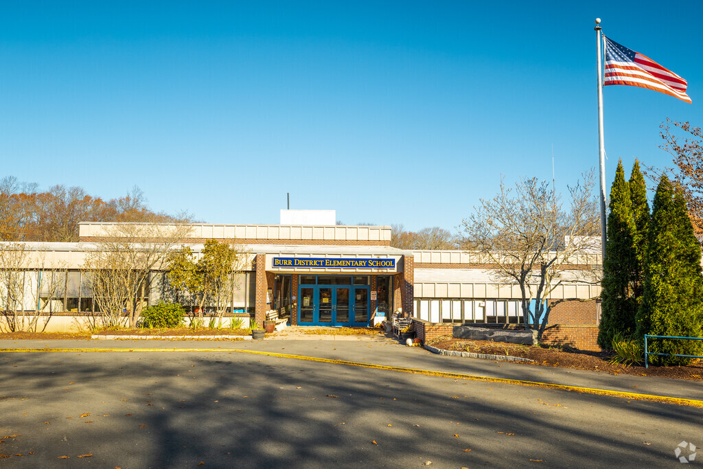 Burr District Elementary School provides education in the neighborhood of Haddam.