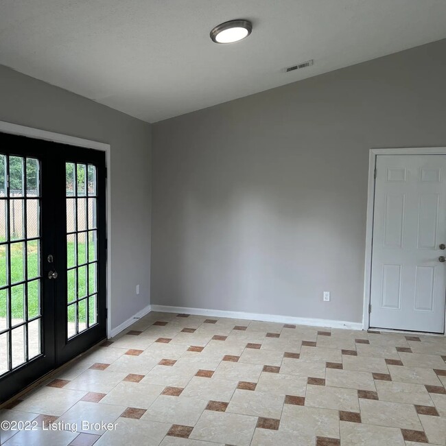 4613 Beechbrook Rd, Louisville, KY 40218 - photo 4