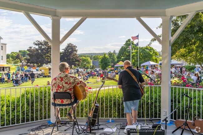 Enjoy live music and delicious food at Bethel Food Truck Friday in Bethel, CT.