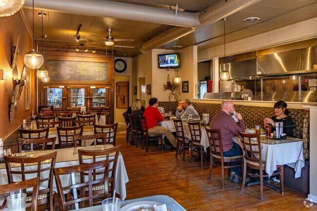 Ianni's Pizzeria is a popular spot for pizza and a drink in Delmont.