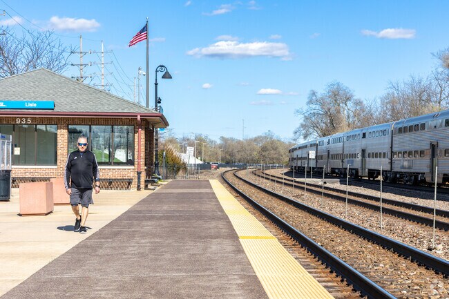 Steeple Run residents can quickly access Chicago via the local Metra Station.