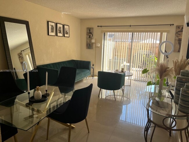 9491 Palm Cir N, Pembroke Pines, FL 33025 - photo 7