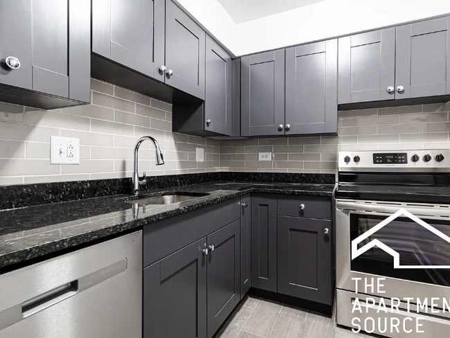 3825 N Pine Grove Ave unit 202, Chicago, IL 60613 - photo 2