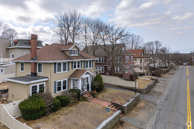 Colonial homes are found throughout the residential streets of Nobility Hill.