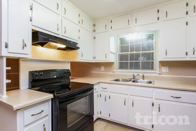 761 San Miguel Dr, Stone Mountain, GA 30083 - photo 6