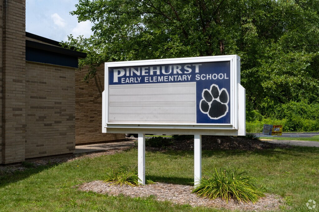 Pinehurst Elementary School sign in Mt Morris.