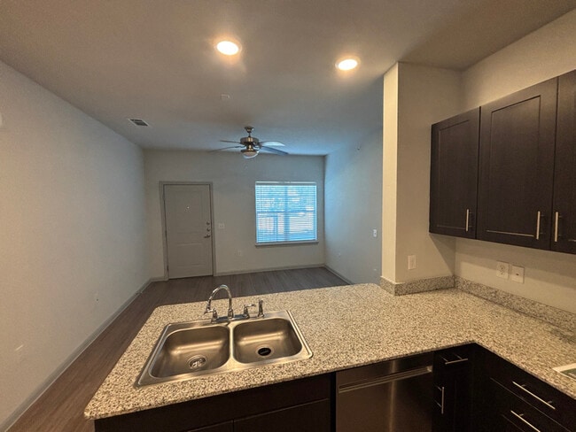 950 Fm2001 unit b4, Buda, TX 78610 - photo 6