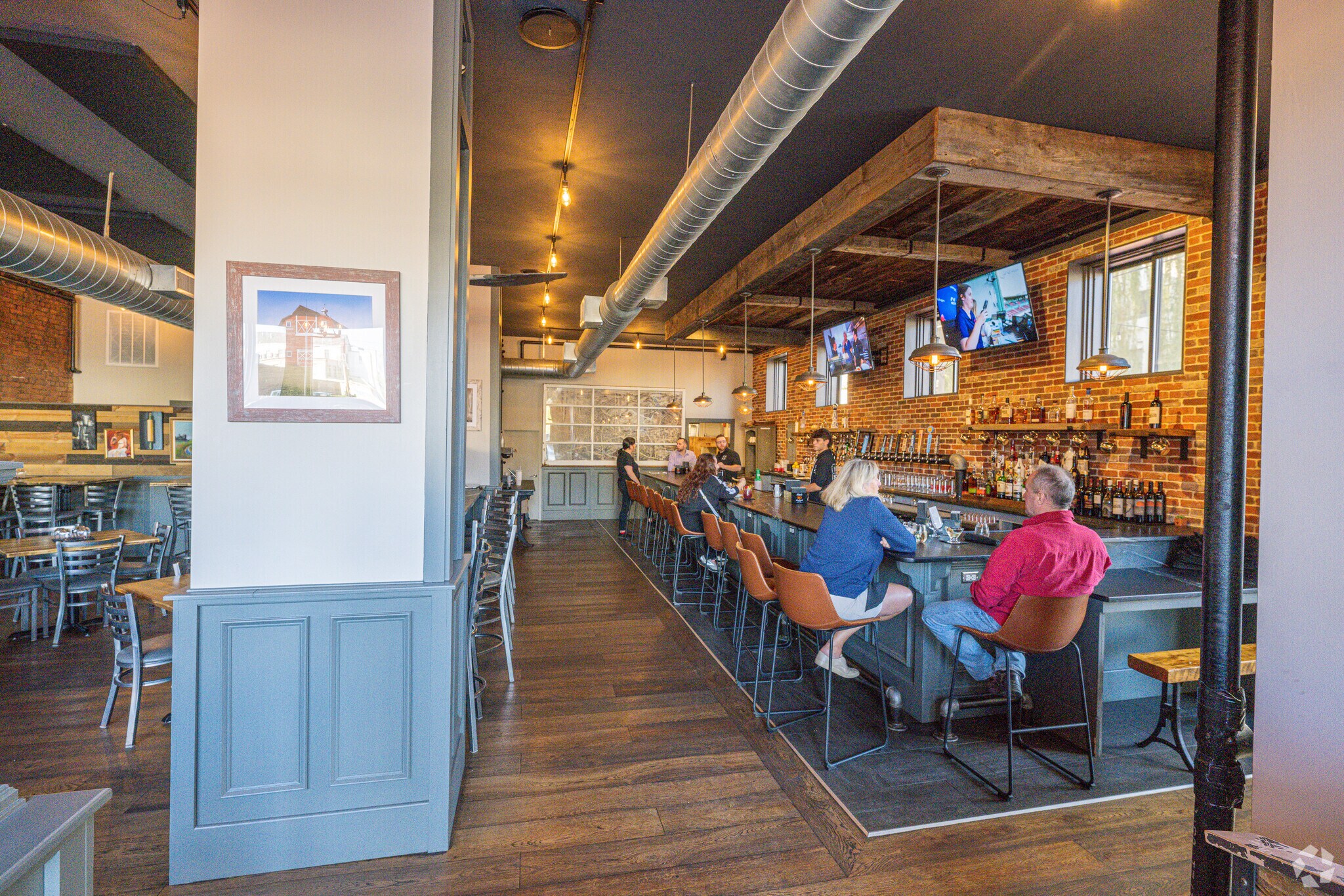 Just a 10 minute drive from East Taunton is Union Straw, a modern pub with great atmosphere.