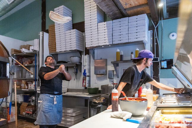 Grab a delicious Neapolitan-style pizza at Ciao Down near Oak Flower.