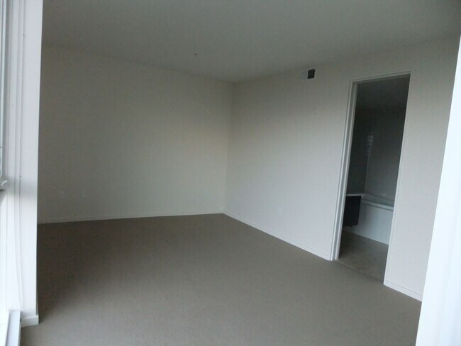 Sophia's View — Condo-Style 2BR/2BA Flats & Townhomes in South Portland, Portland, OR 97221 - photo 6