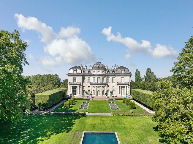 Caroland Chateau forms the central landmark of Carolands, and really sets the tone of the area.