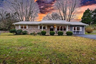 2707 Granbrook Dr, Johnson City, TN 37601