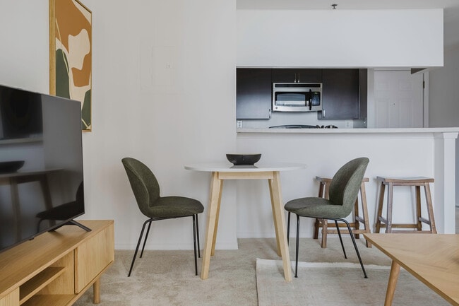 850 N Randolph St unit FL19-ID8612A, Arlington, VA 22203 - photo 7