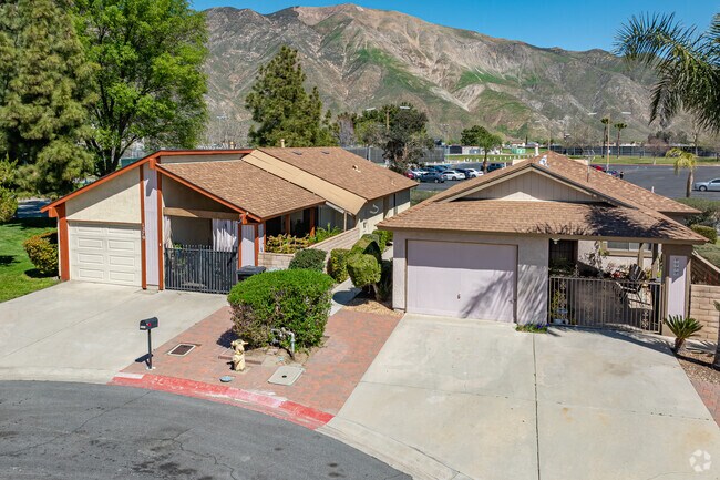 Homes in the College neighborhood of San Jacinto offer easy access to parks and major roads.