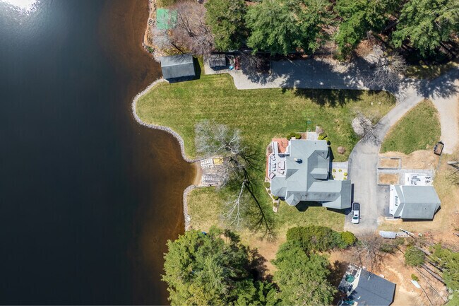 The majority of homes in Holland are lined along side of Hamilton Reservoir with long driveways.