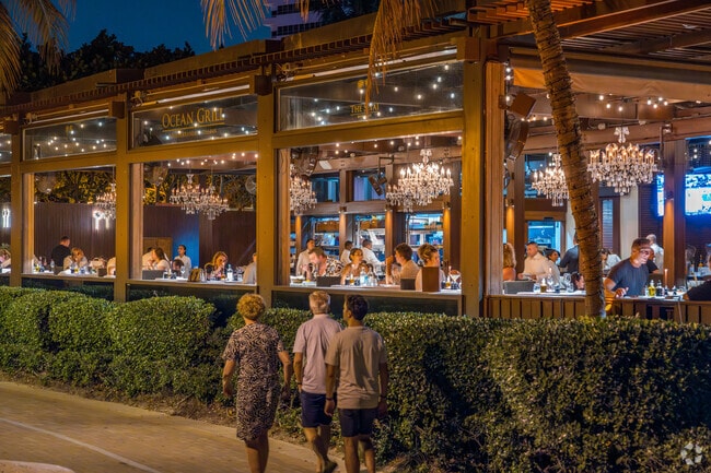 Restaurants in Miami Beach Boardwalk have outdoor seating with an ocean view.