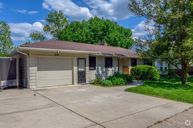 Many of the South Side Ranches have beautifully manicured yards.