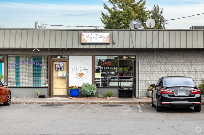 Carriage House Plaza in Willamette, OR has shops and family owned stops like Yuly's Bakery.