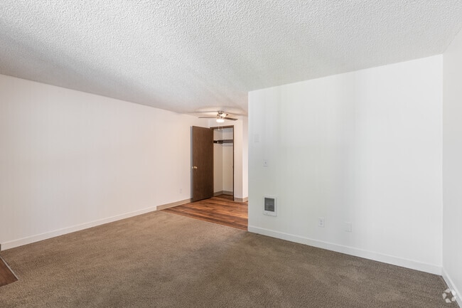 1BR, 1BA - 542 SF - Living ?Room