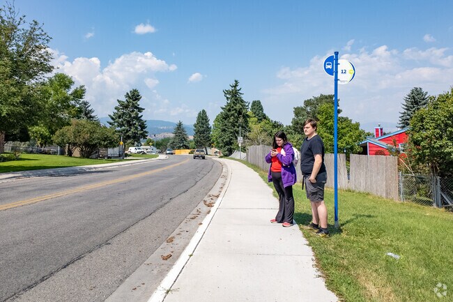 From Moose Can Gully you can get around by the bus.
