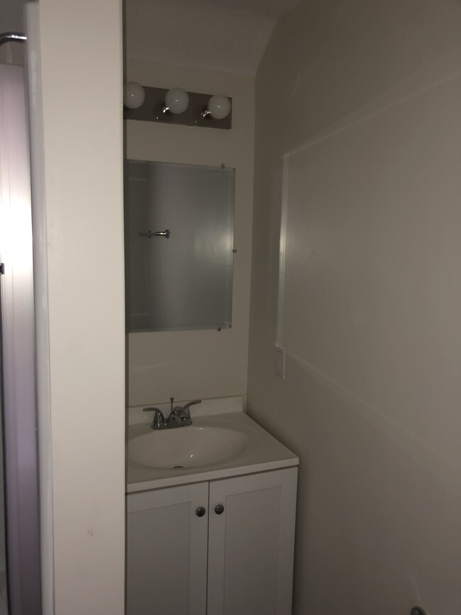 610 S Washington St unit 1 Downstairs, Kokomo, IN 46901 - photo 5