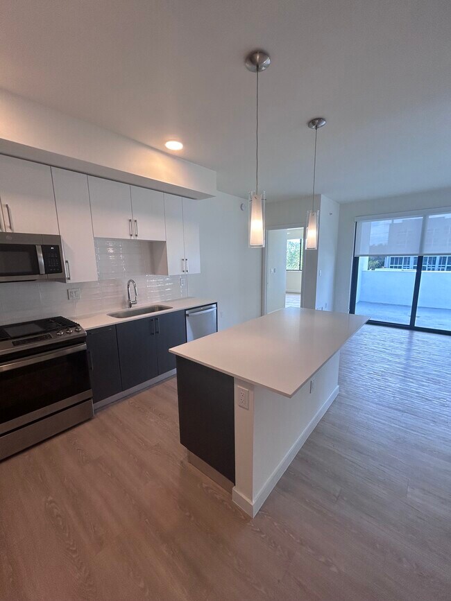 19601 NE 24th Ave unit B5, Miami, FL 33180 - photo 2