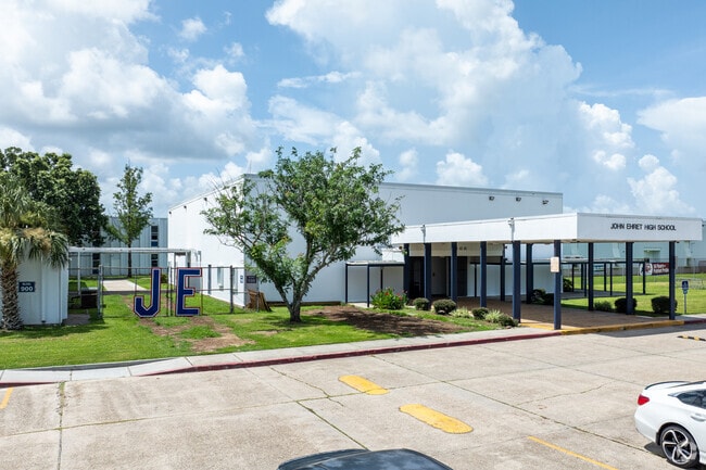 John Ehret High School has a 28:1 student to teacher ratio.