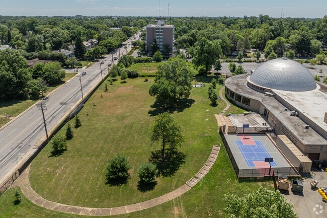 Bnos Yisroel of Baltimore offers various extracurricular activities and programs.