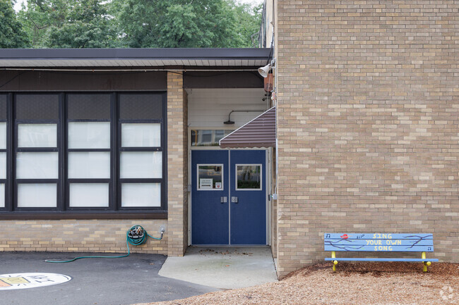 Lyncrest Elementary School has a student-teacher ratio of 12 to 1.