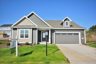 621 Standing Stone Dr, Waukesha, WI 53189