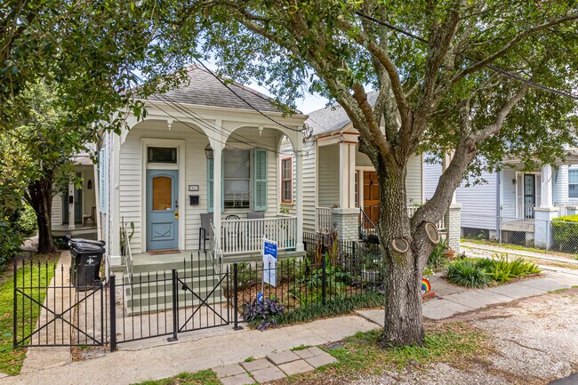 Variations of Shotgun homes can be found in the Black Pearl neighborhood.