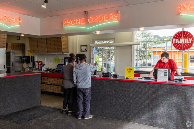 Papa Pete's Pizza offers handmade pizza and arcade games on Ocean Beach Highway.