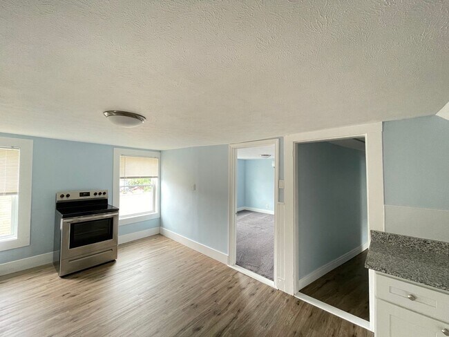 139 W Hollis St unit 3, Nashua, NH 03060 - photo 2