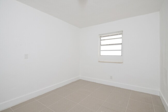 1046 Foster Rd unit 1, Hallandale Beach, FL 33009 - photo 5