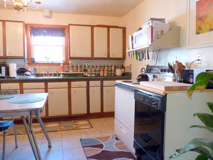 Eat-in kitchen with dish washer and garbage disposal