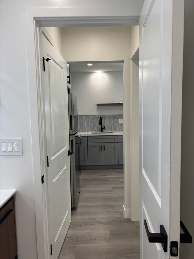 1219-1223 S Lake St unit 1223, Burbank, CA 91502 - photo 6