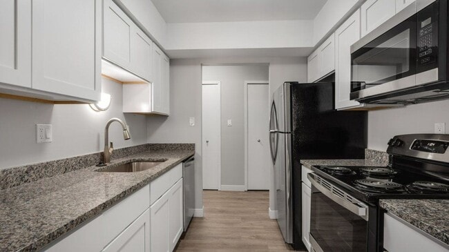 WOODHUES APARTMENTS - Ideal Farmington Hills Location!, Farmington Hills, MI 48334 - photo 3