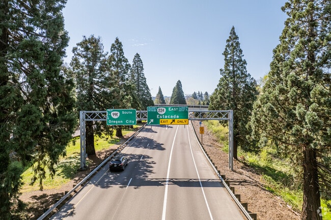 Highway 99E offers commuters access to Oregon City to the south.