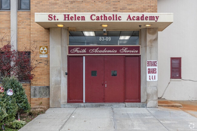 St. Helen School's student-teacher ratio is 15:1.