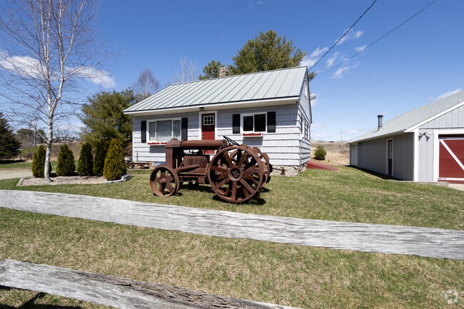 Most homes in Sabattus contribute to the town’s overall rural and scenic atmosphere.
