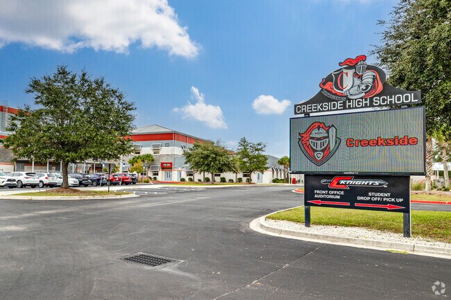 Creekside High School is located at 100 KNIGHTS LN, SAINT JOHNS, FL 32259.