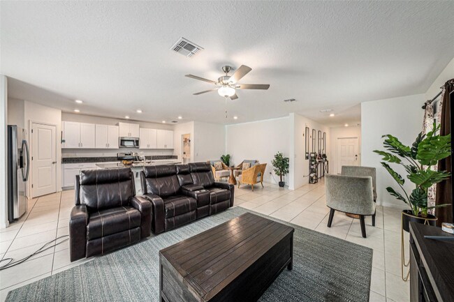 6300 Beverly Hls Dr, Zephyrhills, FL 33541 - photo 4