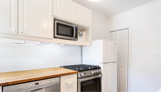 6507 Exeter St, Queens, NY 11375 - photo 3