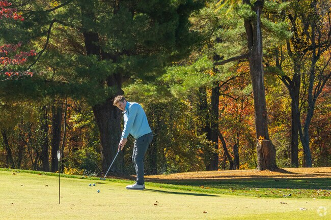 Book a tee time at Deerfield, a beautiful 18 hole golf course right in Newark.
