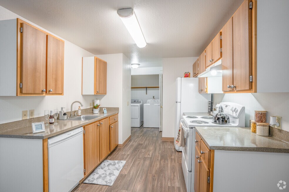 Windsor Manor Apartments, Portland, OR 97233 - photo 1