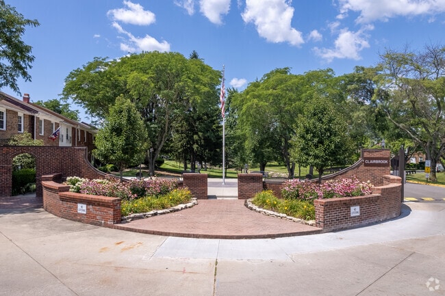 The Hardesty Heights Condominiums are a community of condos in Westchester-Green Countrie.