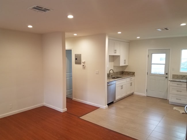 2517 Foothill Blvd unit 2517 1/2, La Crescenta, CA 91214 - photo 4