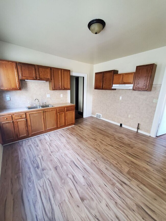 3136 N 24th Place Unit 3136 Lower, Milwaukee, WI 53206