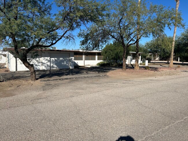 5400 W Calle Cayeus unit B, Tucson, AZ 85741 - photo 2